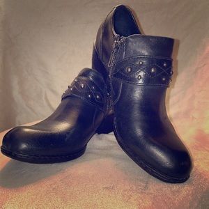 Barely been worn Born shoes with design.